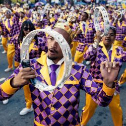 Los trovadores de Kaapse Klopse bailan mientras su troupe avanza durante el desfile anual de Kaapse Klopse, también conocido como "Tweede Nuwe Jaar" (segundo Año Nuevo), en Ciudad del Cabo. | Foto:GIANLUIGI GUERCIA / AFP