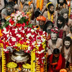Santos hindúes caminan durante una procesión religiosa del Niranjani Akhara, antes del festival Maha Kumbh Mela en Prayagraj, India. | Foto:NIHARIKA KULKARNI / AFP