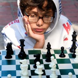 Un niño juega en simultáneas de ajedrez, en La Habana, capital de Cuba. Cientos de cubanos participaron en múltiples simultáneas de ajedrez realizadas a lo largo del país para celebrar la llegada del nuevo año y el 66º aniversario del triunfo de la Revolución encabezada por el desaparecido líder Fidel Castro. | Foto:Xinhua/Joaquín Hernández