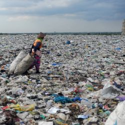 Un trabajador arrastra sacos de residuos plásticos en el vertedero de basura Griyo Mulyo, en la regencia de Sidoarjo, en Java Oriental, Indonesia. | Foto:Xinhua/Sahlan Kurniawan