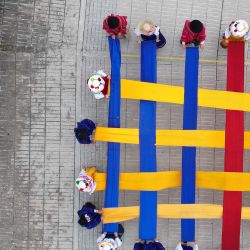 Una vista aérea muestra a los juerguistas ecuatorianos participando en un desfile durante el carnaval de "Negros y Blancos" en Pasto, Colombia. | Foto:RAUL ARBOLEDA / AFP