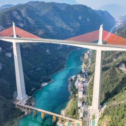 Vista aérea tomada con un dron del súper puente Mozhai Wujiang de la segunda autopista que conecta la municipalidad de Chongqing, en el suroeste de China, con la provincia de Hunan. | Foto:Xinhua/Tang Yi