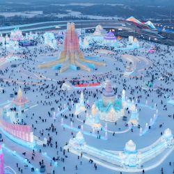 Vista aérea tomada con un dron visitantes divirtiéndose en el Mundo de Hielo y Nieve de Harbin, en Harbin, en la provincia de Heilongjiang, en el noreste de China. | Foto:Xinhua/Xie Jianfei
