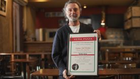 Nestor Gattorno dueño de pizzería Siamo nel forno