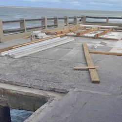 A pesar del robo de herramientas en los últimos días, sigue a buen ritmo los trabajos para llegar al 10 de enero con el muelle en condiciones. Foto: (Alejandro López de Faro Noticias). 