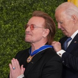 Bono recibe la Medalla de la Libertad de manos del presidente de Estados Unidos, Joe Biden, durante una ceremonia en la Casa Blanca, en Washington, DC. | Foto:Chris Kleponis / AFP