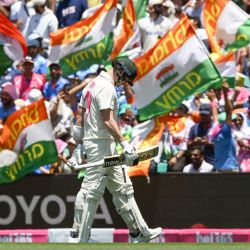 El australiano Travis Head camina hacia el vestuario mientras los fanáticos indios celebran durante el segundo día del quinto partido de prueba entre Australia y la India en el Sydney Cricket Ground. | Foto:Saeed Khan / AFP