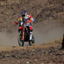 El piloto sudafricano Bradley Cox compite durante el prólogo del 47º Rally Dakar, en Bisha, Arabia Saudita. | Foto:Valery Hache / AFP