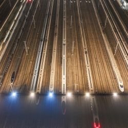 Esta foto muestra trenes de alta velocidad en vías de estacionamiento en Nanjing, provincia oriental china de Jiangsu. China pretende ampliar la longitud de sus vías ferroviarias de alta velocidad en funcionamiento a unos 60.000 km para 2030, frente a los 48.000 km que tenía a finales de 2024. | Foto:AFP