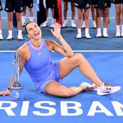 La bielorrusa Aryna Sabalenka celebra con el trofeo después de derrotar a la rusa Polina Kudermetova en su partido final individual femenino en el torneo internacional de tenis de Brisbane en el Pat Rafter Arena en Brisbane. | Foto:William West / AFP