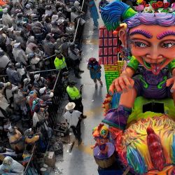 La gente disfruta de un desfile de carrozas tradicionales durante el carnaval de "Negros y Blancos" en Pasto, Colombia. El carnaval de Negros y Blancos tiene sus orígenes en una mezcla de expresiones culturales andinas, amazónicas y del Pacífico, y celebra la diversidad étnica de la región y fue proclamado por la UNESCO como patrimonio cultural inmaterial en 2009. | Foto:RAUL ARBOLEDA / AFP