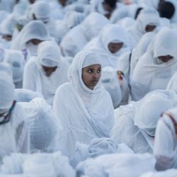 Los fieles se reúnen en vísperas de las celebraciones navideñas ortodoxas etíopes en la iglesia Bole Medhanialem en Addis Abeba. | Foto:Amanuel Sileshi / AFP