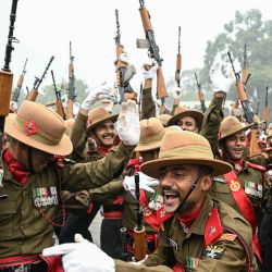 Soldados del ejército indio bailan al son de una banda militar mientras se toman un descanso durante los ensayos para el próximo desfile del Día de la República en una fría mañana de invierno en Nueva Delhi. | Foto:MONEY SHARMA / AFP