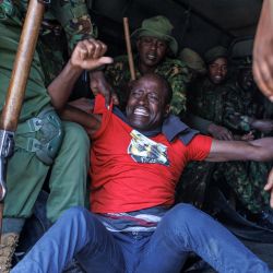 Un activista es arrestado por agentes de la policía keniana durante una manifestación para exigir la liberación de críticos del gobierno cuyos secuestros no se han explicado en Nairobi. | Foto:TONY KARUMBA / AFP