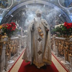 Un sacerdote dirige las celebraciones de la Nochebuena ortodoxa en la Iglesia Ortodoxa Copta Arcángel Miguel en El Cairo, Egipto. | Foto:Ahmed Hasan / AFP