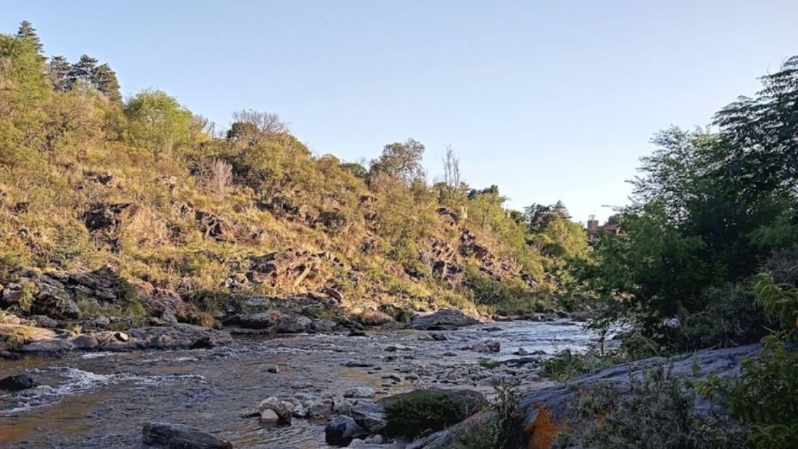 Tragedia en Córdoba: murió al tirarse al río e impactar su cabeza contra una piedra