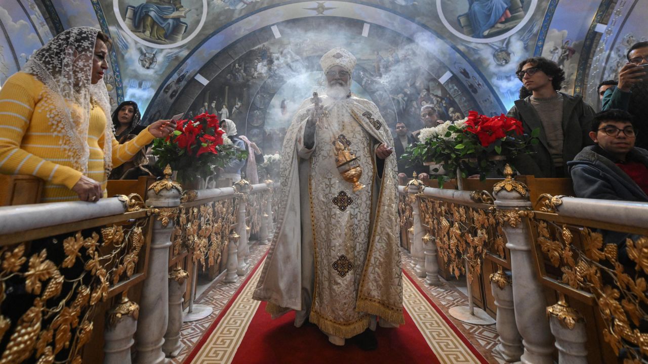 Un sacerdote dirige las celebraciones de la Nochebuena ortodoxa en la Iglesia Ortodoxa Copta Arcángel Miguel en El Cairo, Egipto. | Foto:Ahmed Hasan / AFP