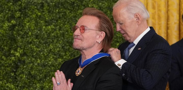 Bono recibe la Medalla de la Libertad de manos del presidente de Estados Unidos, Joe Biden, durante una ceremonia en la Casa Blanca, en Washington, DC.