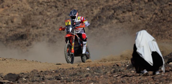 El piloto sudafricano Bradley Cox compite durante el prólogo del 47º Rally Dakar, en Bisha, Arabia Saudita.