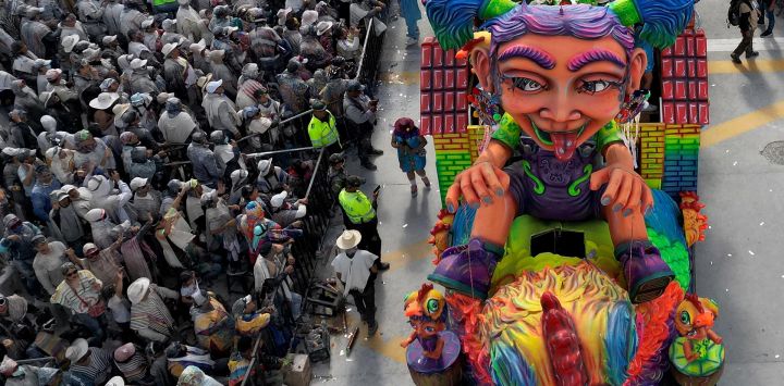 La gente disfruta de un desfile de carrozas tradicionales durante el carnaval de "Negros y Blancos" en Pasto, Colombia. El carnaval de Negros y Blancos tiene sus orígenes en una mezcla de expresiones culturales andinas, amazónicas y del Pacífico, y celebra la diversidad étnica de la región y fue proclamado por la UNESCO como patrimonio cultural inmaterial en 2009.