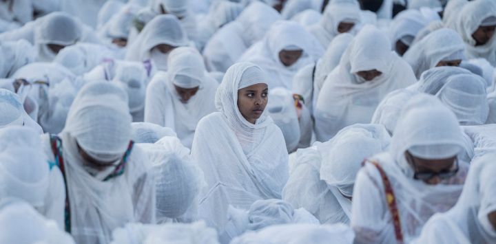 Los fieles se reúnen en vísperas de las celebraciones navideñas ortodoxas etíopes en la iglesia Bole Medhanialem en Addis Abeba.