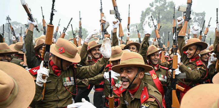 Soldados del ejército indio bailan al son de una banda militar mientras se toman un descanso durante los ensayos para el próximo desfile del Día de la República en una fría mañana de invierno en Nueva Delhi.