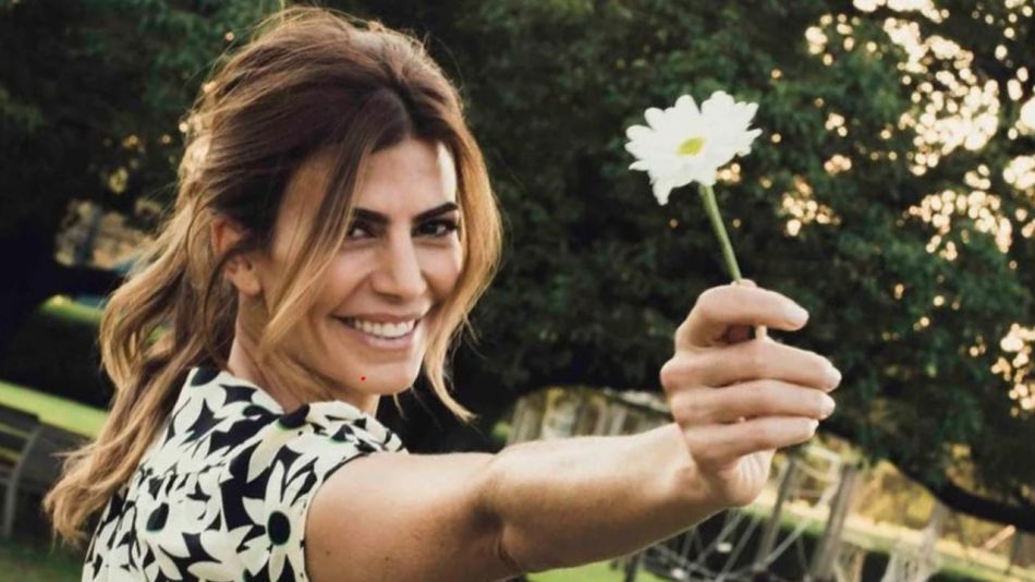 Juliana Awada deslumbró con un sweater con estampados 