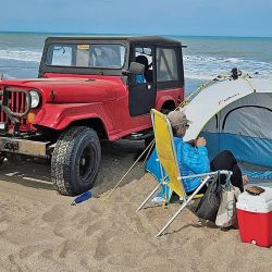 La posibilidad de combinar el campamento playero familiar con la pesca deportiva es una de las principales atracciones para veranear en localidades de la costa bonaerense.