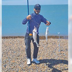 La playa de canto rodado de Bahía San Blas, al sur de la provincia, es una gran opción para pescar a pie seco al lado del mar.