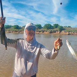 Gareteando con boyas muy chicas pegado a las barrancas, el pejerrey hace sus pasadas y se muestra muy activo por momentos. 