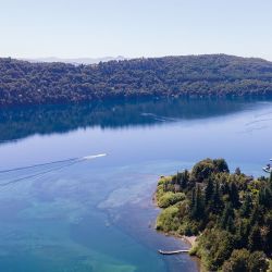 Las playas lacustres de Bariloche son un gran aliado para combatir el calor este verano.