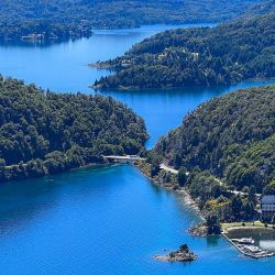 Las playas lacustres de Bariloche son un gran aliado para combatir el calor este verano.