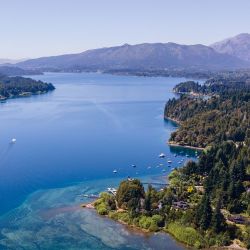 Las playas lacustres de Bariloche son un gran aliado para combatir el calor este verano.