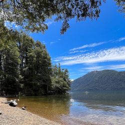 Las playas lacustres de Bariloche son un gran aliado para combatir el calor este verano.