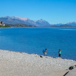 Las playas lacustres de Bariloche son un gran aliado para combatir el calor este verano.