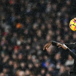 El centrocampista ghanés del Arsenal Thomas Partey cabecea el la pelota durante el partido de fútbol de la Premier League inglesa entre Brighton and Hove Albion y Arsenal en el American Express Community Stadium en Brighton, sur de Inglaterra. | Foto:Glyn Kirk / AFP