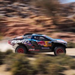 El piloto español Carlos Sainz y su copiloto Lucas Cruz compiten en la Etapa 1 del Rally Dakar 2025, entre Bisha y Bisha, Arabia Saudita. | Foto:Valery Hache / AFP