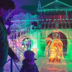 Imagen de personas visitando un festival de esculturas de hielo celebrado en la Fortaleza de Pedro y Pablo, en San Petersburgo, Rusia. | Foto:Xinhua/Irina Motina