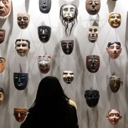 Imagen de una mujer observando máscaras en exhibición durante la reapertura del segundo piso del Museo Nacional de Antropología, en la Ciudad de México, capital de México. | Foto:Xinhua/Francisco Cañedo