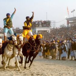 Los guerreros Nihang o Sikh montan a caballo para conmemorar el aniversario del nacimiento del décimo gurú de los sikhs, Guru Gobind Singh, en el Kangan Ghat en Patna, India. | Foto:Sachin Kumar / AFP
