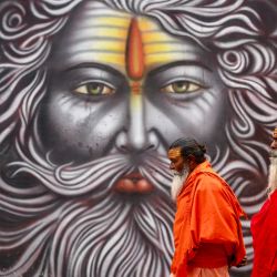 Los sadhus, u hombres santos hindúes, llegan para participar en una procesión religiosa de Niranjani Akhara, antes del festival Maha Kumbh Mela en Prayagraj, India. | Foto:NIHARIKA KULKARNI / AFP