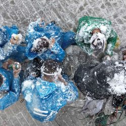 Personas cubiertas con espuma de jabón participan en un desfile durante el carnaval de "Negros y Blancos" en Pasto, Colombia. El carnaval de Negros y Blancos tiene su origen en una mezcla de expresiones culturales andinas, amazónicas y del Pacífico, y celebra la diversidad étnica de la región y fue proclamado por la UNESCO como patrimonio cultural inmaterial en 2009. | Foto:RAUL ARBOLEDA / AFP