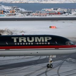 Un avión que transporta al empresario estadounidense Donald Trump Jr. llega a Nuuk, Groenlandia. | Foto:Emil Stach / Ritzau Scanpix / AFP