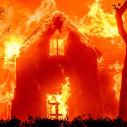 Una casa envuelta en llamas durante el incendio de Eaton en el área de Altadena del condado de Los Ángeles, California. | Foto:JOSH EDELSON / AFP