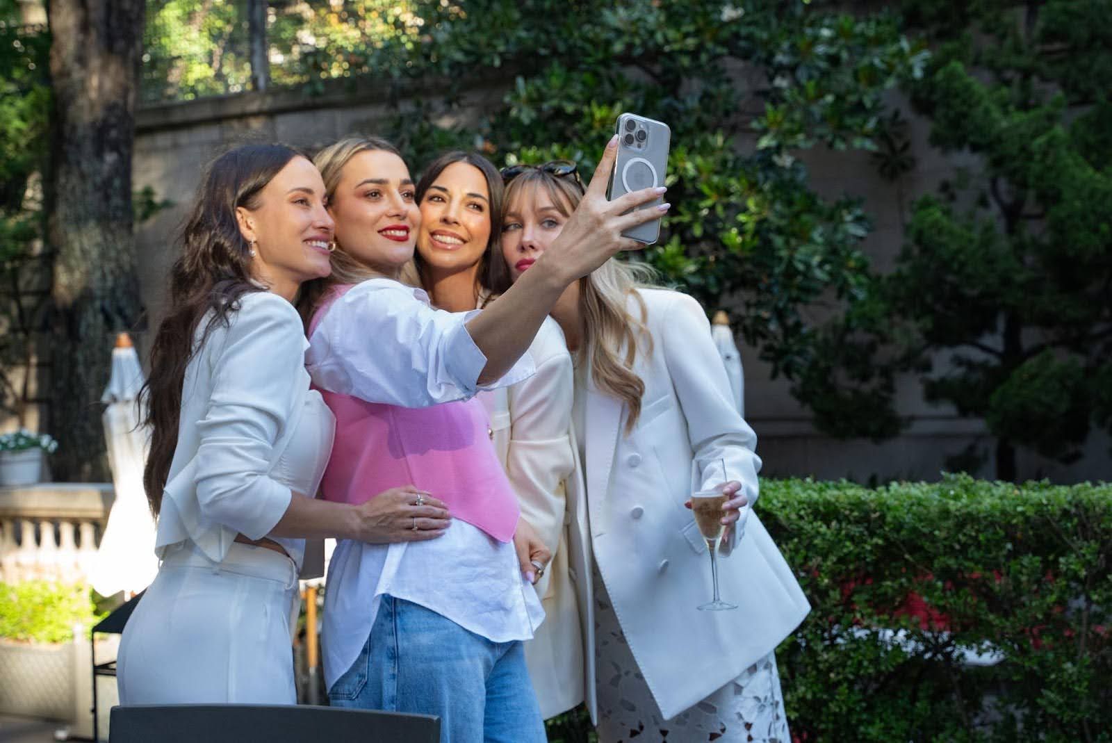 El look total white de Guillermina Valdés en el evento de Hairssime.