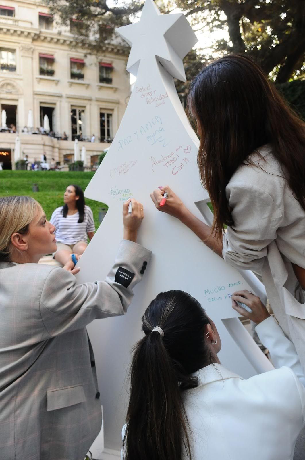 El look total white de Guillermina Valdés en el evento de Hairssime.