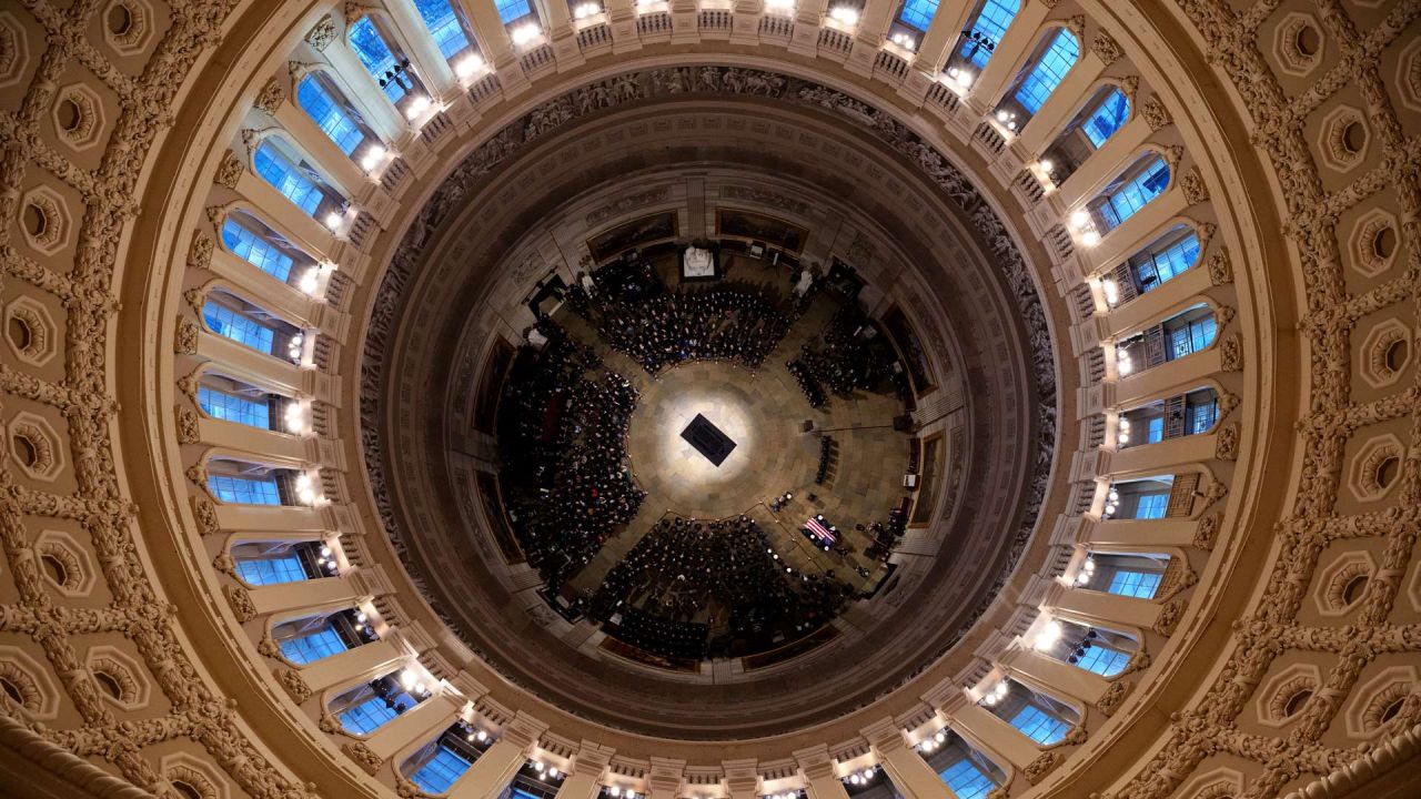 El ataúd del expresidente estadounidense Jimmy Carter, envuelto en la bandera estadounidense, es llevado por los militares hasta la Rotonda del Capitolio de Estados Unidos, donde será velado, en Washington, DC. Carter, el 39º presidente de los Estados Unidos, murió a los 100 años en su casa de Plains, Georgia. | Foto:Andrew Harnik / POOL / AFP