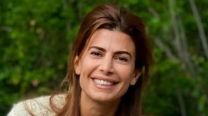 El look exploradora de Juliana Awada para una expedición y campamento en la montaña con amigas