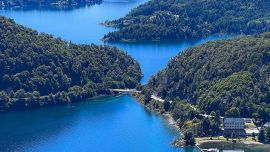 Las playas lacustres de Bariloche son un gran aliado para combatir el calor este verano.