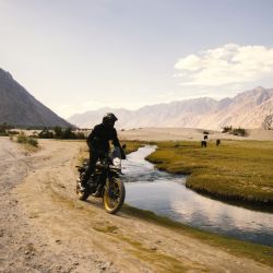 Recorrer la Argentina en moto se vuelve una experiencia única que hay que vivir alguna vez, ya que la libertad de viajar sobre dos ruedas permite disfrutar y conectar de forma simultánea con la naturaleza y cultura del país en su amplia diversidad de paisajes inigualables.